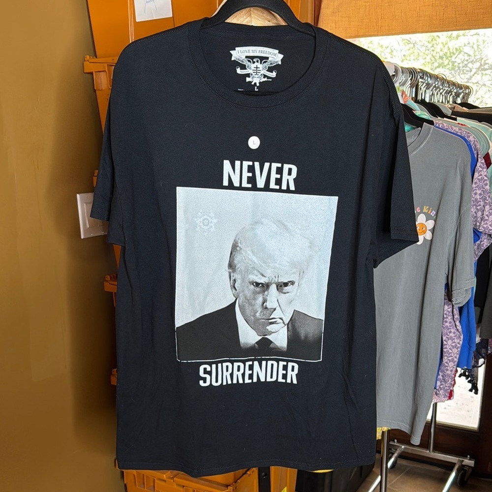 NWOT I Love My Freedom Donald Trump Never Surrender Black T-Shirt Size Large